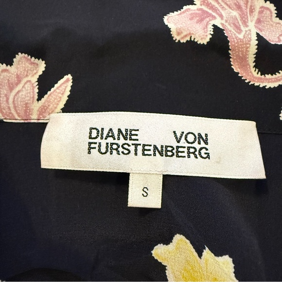 Diane Von Furstenberg Silk Button Up Blouse Women’s S Black Floral Relaxed Luxe - Picture 6 of 9